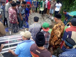 Pasutri yang Gantung Diri di Blitar Dimakamkan Satu Liang