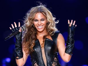 5 Selebriti yang Dikecam karena Bergaya Pakai Kulit Ular Piton