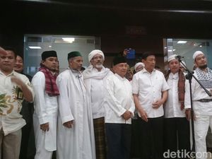 Bertemu Wiranto, Massa 313 Minta Sekjen FUI Dibebaskan Sore Ini Bertemu Wiranto, Massa 313 Minta Sekjen FUI Dibebaskan Sore Ini