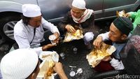 Momen Makan Bareng Massa Aksi 313