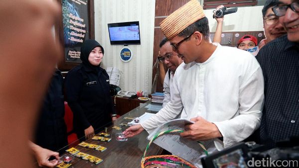 Diperiksa Polda, Sandiaga Uno Bagi-bagi Kue