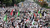 Massa Aksi 313 Menyemut di Patung Kuda