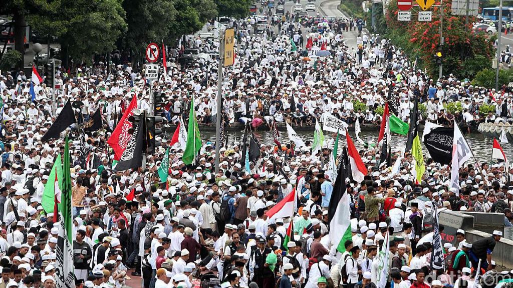 Massa Aksi 313 Menyemut di Patung Kuda Massa Aksi 313 Menyemut di Patung Kuda