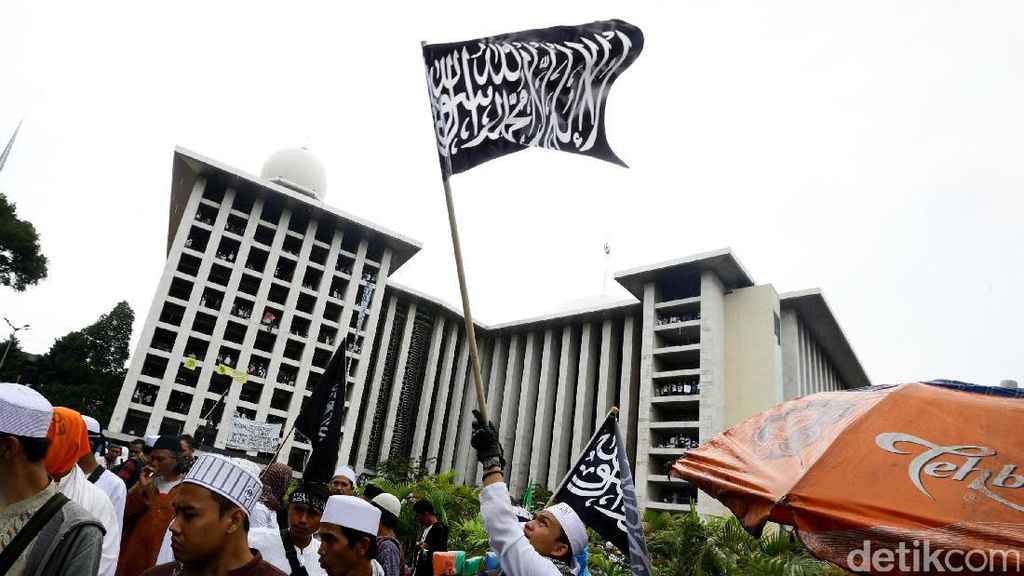 Massa Aksi 313 Tinggalkan Istiqlal Menuju Istana Massa Aksi 313 Tinggalkan Istiqlal Menuju Istana