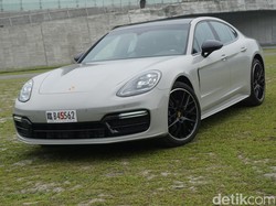 Menantang Gelapnya Malam dengan Porsche Panamera