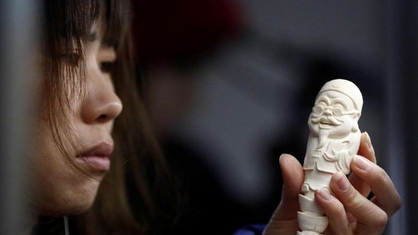 Melihat Pengrajin Ukiran Gading di Beijing
