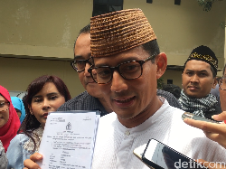 Penuhi Panggilan Polisi, Sandiaga Bawa Kue Cubit untuk Penyidik