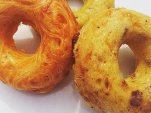 Mau Donat atau Spaghetti? Keduanya Ada Dalam Spaghetti Doughnut yang Lagi Populer Ini