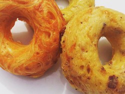 Mau Donat atau Spaghetti? Keduanya Ada Dalam Spaghetti Doughnut yang Lagi Populer Ini