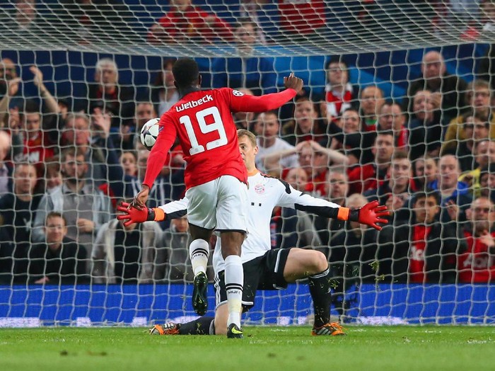 MANCHESTER, ENGLAND - APRIL 01: Danny Welbeck of Manchester United attempts to chip the goalkeeper Danny Welbeck of Bayern Muenchen   during the UEFA Champions League Quarter Final first leg match between Manchester United and FC Bayern Muenchen at Old Trafford on April 1, 2014 in Manchester, England.  (Photo by Alex Livesey/Getty Images)