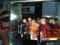 Gunakan Rompi Tahanan KPK, Dirut PT PAL Tutupi Wajahnya