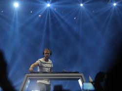 Panasnya Aksi DJ Armin Van Buuren di Jakarta