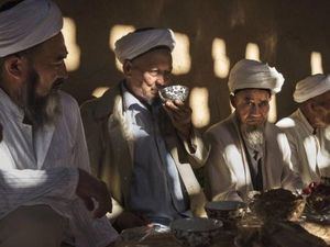 China Larang Warga Xinjiang Berjanggut Panjang dan Berjilbab di Area Publik China Larang Warga Xinjiang Berjanggut Panjang dan Berjilbab di Area Publik