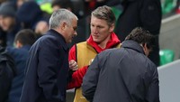 Bastian Schweinsteiger tak pernah dapat kritik secara terbuka dari Mourinho di MU. Tapi Schweinsteiger harus rela diperlakukan tak enak usai ditepikan Mourinho sampai ke tim U-23. Saat melepas Schweinsteiger ke Chicago Fire, Mourinho mengakui (dan menyesali) perlakuannya yang tak enak itu. (Foto: Christopher Lee/Getty Images)