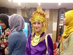 Foto: Cantiknya Ayuk-ayuk Palembang Kreasikan Baju Adat dengan Hijab