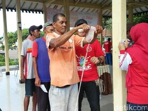 Dalam Rangka Hari TB, Para Penarik Becak Dapat Pengobatan Gratis