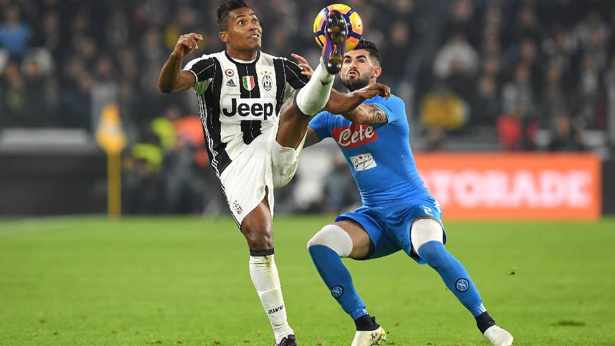 Alex Sandro tampil untuk Juventus di partai Serie A (Foto: Valerio Pennicino/Getty Images)