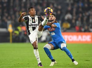 Juventus Tegaskan Tak Ingin Jual Alex Sandro