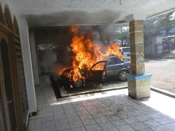 Mobil Sedan Terbakar di Depan Eks Kantor Kecamatan Curug Tangsel