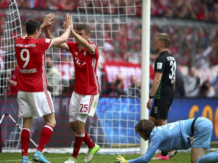 Lumat Augsburg, Bayern Makin Nyaman di Puncak Klasemen