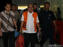 Tenteng Tas Merah, GM PT PAL Keluar dari Gedung KPK