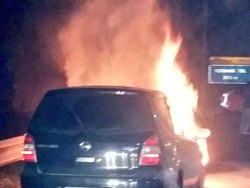 Mobil Terbakar di Exit Tol Cikunir 1, Lalin Terpantau Ramai Lancar