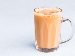 Dituang dengan Dua Cangkir Teh Ini Dikenal Sebagai Teh Tarik