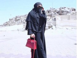 Foto: Umrah, Syahrini Cantik Berhijab dan Bercadar