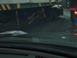 Kecelakaan Tronton Muatan Beton, Lalin Macet 1 Km