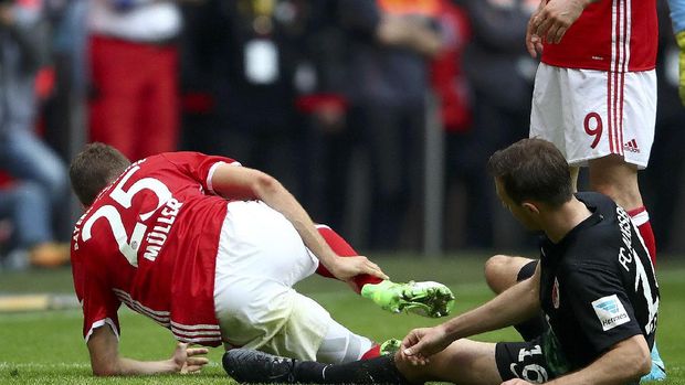 Lumat Augsburg, Bayern Makin Nyaman di Puncak Klasemen