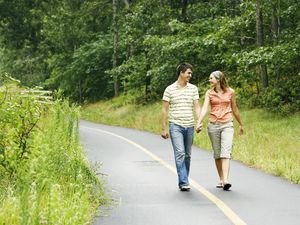 Jalan Kaki Berdua Bisa Buat Hubungan Lebih Harmonis, Ini Caranya