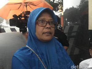 Ibunda Berharap Diko Tersangka Makar Segera Dibebaskan Polisi Ibunda Berharap Diko Tersangka Makar Segera Dibebaskan Polisi