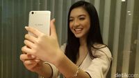 Keseruan Raline Shah Unboxing dan Berselfie dengan F3 Plus