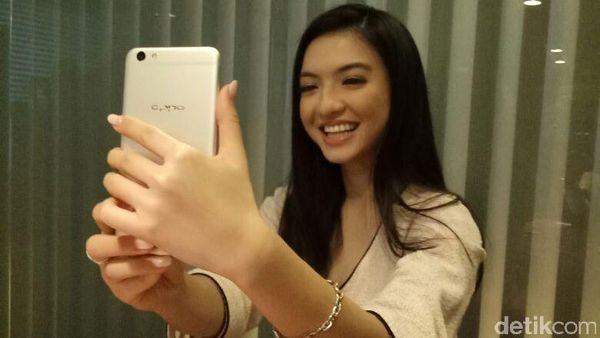 Keseruan Raline Shah Unboxing dan Berselfie dengan F3 Plus