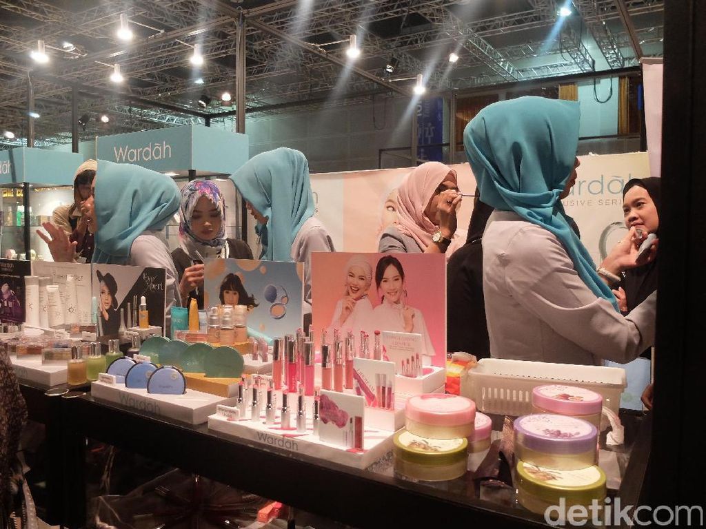 Dukung Industri Fashion, Wardah Kembali Eksis di Pekan Mode Internasional Dukung Industri Fashion, Wardah Kembali Eksis di Pekan Mode Internasional