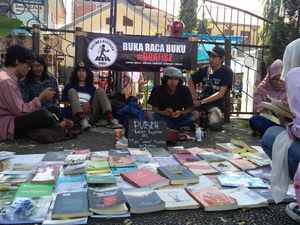 Rangsang Minat Baca, Mahasiswa Garut Ngelapak Pustaka Berjalan