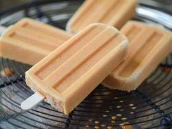Yuk, Bikin Sendiri Milk Tea Ice Pop yang Segar!