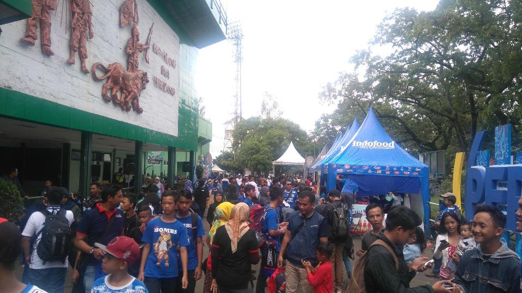 Pelunc uran Tim Persib, Bobotoh Mulai Serbu Stadion Siliwangi Peluncuran Tim Persib, Bobotoh Mulai Serbu Stadion Siliwangi