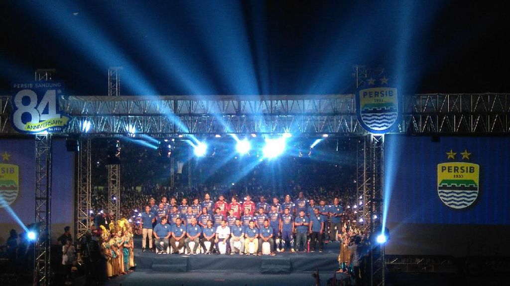 Aher Prediksi Persib Menang Tipis Lawan Arema FC Aher Prediksi Persib Menang Tipis Lawan Arema FC