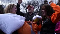 Intip Keseruan Perang Bantal di New York