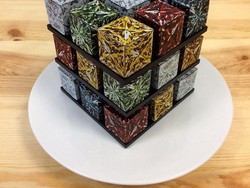 Gokil! Bocah Ini Selesaikan 3 Rubik Sambil Juggling