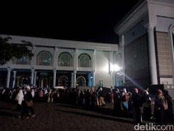 Jelang Subuh, Ribuan Orang Mulai Padati Masjid Al Akbar Surabaya