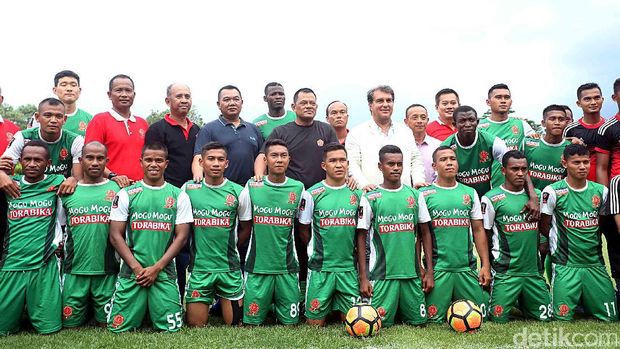 PS TNI bersama Joan Laporta dan Gatot Nurmantyo pada HUT 65 Kopassus 