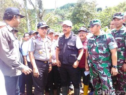 Cek Logistik, Wagub dan Kapolda Jatim Tinjau Longsor Ponorogo