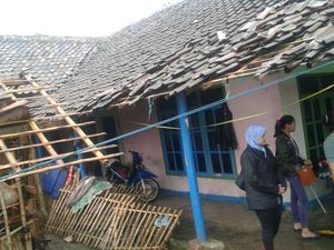 Puting Beliung Rusak Ratusan Rumah di Bandung Barat