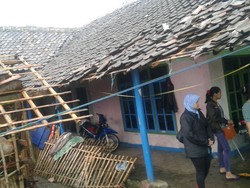 Puting Beliung Rusak Ratusan Rumah di Bandung Barat
