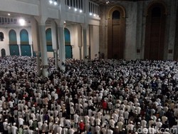 Penampakan Jemaah Salat Subuh di Masjid Al Akbar Surabaya