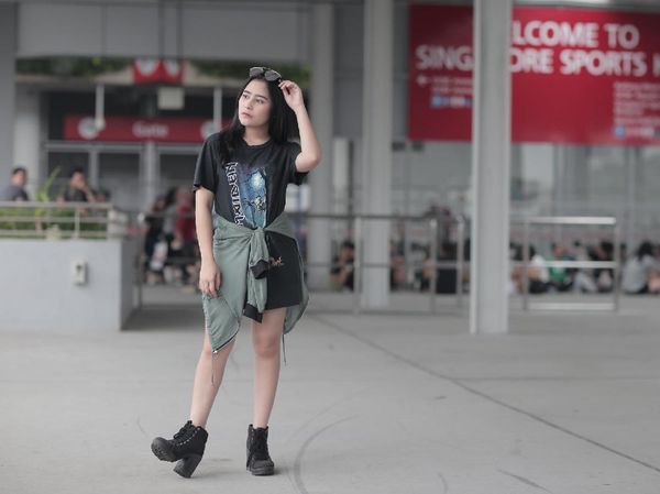 Gaya Santai Prilly Latuconsina Nonton Konser Coldplay