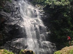 Basah-basahan di Air Terjun Tamasapi, Seru!