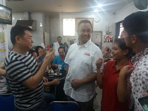 Sambil Ngopi, Anies Dengarkan Curhat Pedagang di Muara Karang
